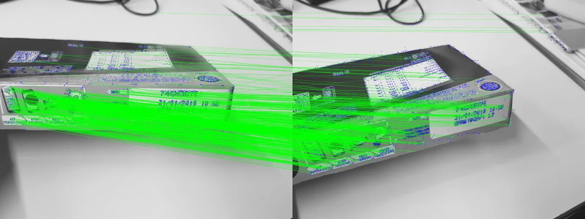 Beispiel für abgeglichene Features zwischen Ziel- und Referenzbildern. Auf beiden Seiten ist die Oreo-Verpackung zu sehen. Features werden als blaue Kreise dargestellt, grüne Linien zeigen abgeglichene Features an.