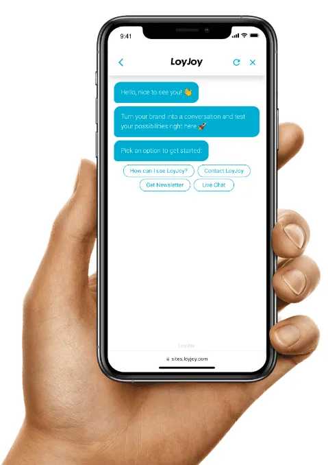 Eine Hand hält ein Smartphone, auf dem eine Experience geöffnet ist.