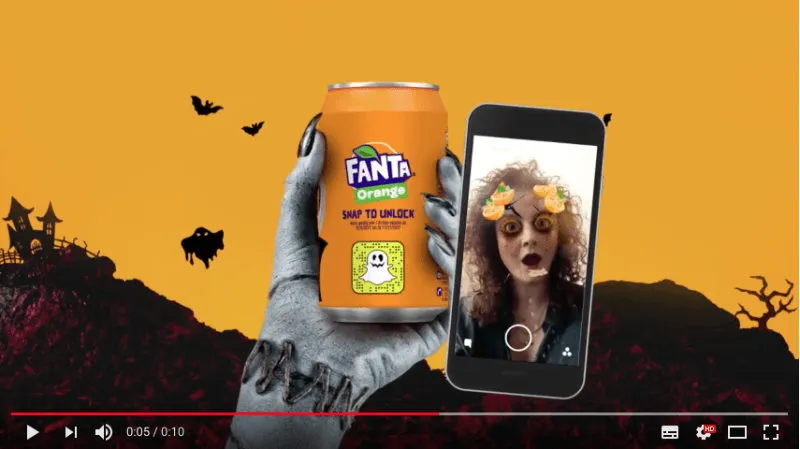 Eine Zombie-Hand hält eine Fanta-Dose und eine Frau verwendet einen Snapchat-Halloween-Filter.