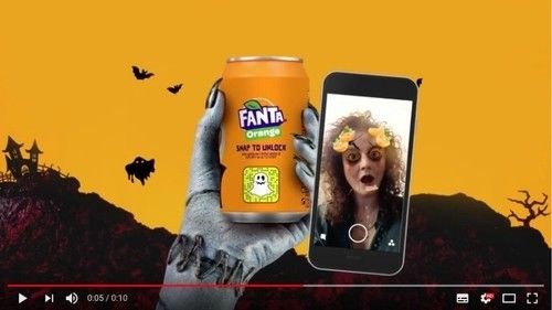 Ein Screenshot aus einem Video wird gezeigt. Eine Zombie-Hand hält eine Fanta-Dose und eine Frau verwendet einen Snapchat-Halloween-Filter.